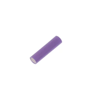 Cette photo montre un bâtonnet désodorisant parfum Lavande de la marque Home Equipement pour aspirateur. Le produit est vu dans son ensemble, en vue de 3/4