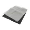 Sur cette photo, nous apercevons les deux filtres pour hotte de la marque Home Equipement : le filtre anti-odeur au charbon actif se trouve sous le filtre anti-graisse blanc