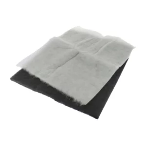 Sur cette photo, nous apercevons les deux filtres pour hotte de la marque Home Equipement : le filtre anti-odeur au charbon actif se trouve sous le filtre anti-graisse blanc