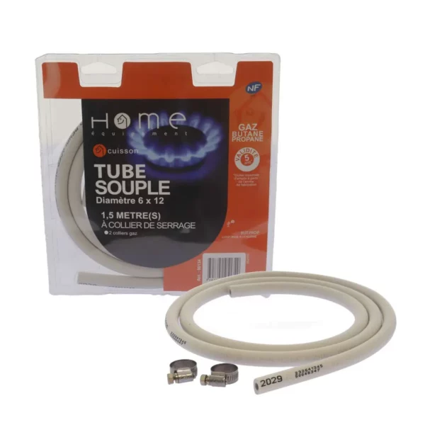 Cette photo montre le tuyau de gaz souple butane de référence 90134, marque Home Equipement avec ses deux colliers de serrage auto-cassants. On aperçoit également l'emballage de l'article à l'arrière.