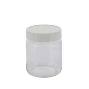 Cette photo montre le pot de yaourt en verre, de la marque Home Equipement, avec son couvercle à visser. Il est vu de face, et dans son ensemble. Le pot en verre est fermé par son couvercle