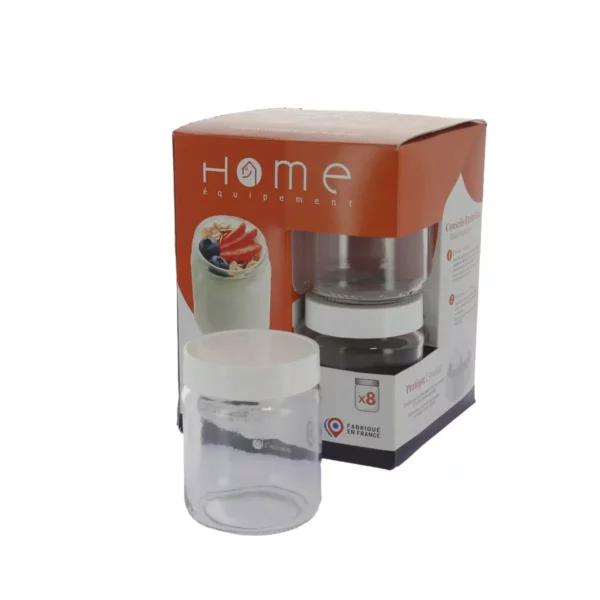 Cette photo montre un pot de yaourt en verre de la marque Home Equipement, avec son couvercle à visser. A l'arrière se trouve le packaging du produit