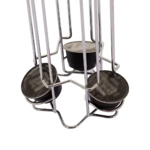 Cette photo nous présente le bas de la tour de rangement pour dosette Home Equipement, avec trois capsules qui y sont rangées.