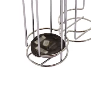 Cette photo nous présente le bas de la tour de rangement pour dosette Home Equipement, avec une capsule qui y est rangée.