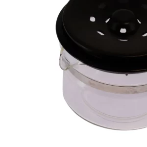 Sur cette photo, nous voyons un zoom sur le bec verseur de la verseuse noire adaptable Home Equipement. Le couvercle est fermé