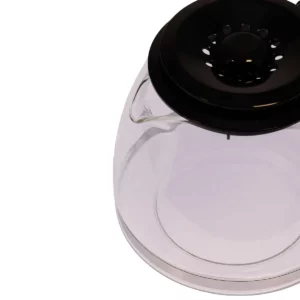 Sur cette photo, nous voyons un zoom sur le bec verseur de la verseuse noire conique adaptable Home Equipement. Le couvercle est fermé