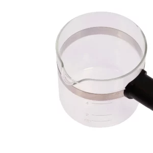 Sur cette photo, nous voyons un zoom sur le bec verseur de la verseuse noire sans couvercle Home Equipement