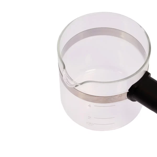 Sur cette photo, nous voyons un zoom sur le bec verseur de la verseuse noire sans couvercle Home Equipement