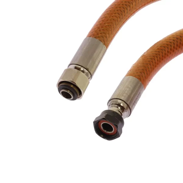 Ici, nous apercevons les deux embouts du flexible pour gaz butane de la marque Home Equipement. Ils sont vus de manière agrandie