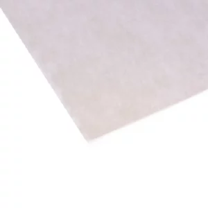 Sur cette photo, nous voyons une vue agrandie du filtre anti-graisse blanc pour hotte de la marque Home Equipement