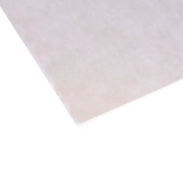 Sur cette photo, nous voyons une vue agrandie du filtre anti-graisse blanc pour hotte de la marque Home Equipement