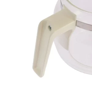 Ici, nous apercevons une vue agrandie de la poignée de la verseuse blanche Home Equipement