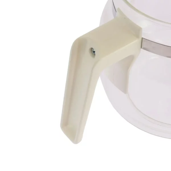 Ici, nous apercevons une vue agrandie de la poignée de la verseuse blanche Home Equipement