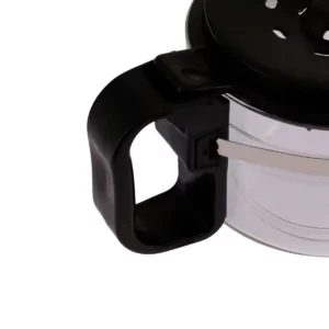 Ici, nous voyons la poignée de la verseuse adaptable noire Home Equipement. Elle est vue de manière agrandie