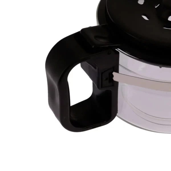 Ici, nous voyons la poignée de la verseuse adaptable noire Home Equipement. Elle est vue de manière agrandie