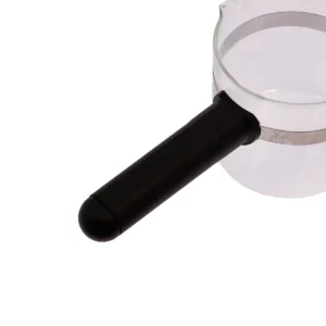 Ici, nous voyons la poignée de la verseuse noire sans couvercle Home Equipement. Elle est vue de manière agrandie