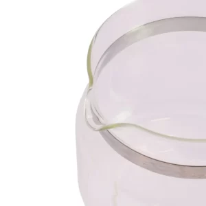 Sur cette photo, nous voyons un zoom sur le bec verseur de la verseuse blanche Home Equipement