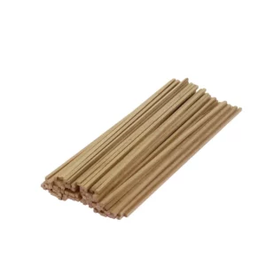 Cette photo nous présente les 100 bâtonnets pour barbe à papa en hêtre de la marque Home Equipement. Ils sont en vrac et vus de 3/4 face.