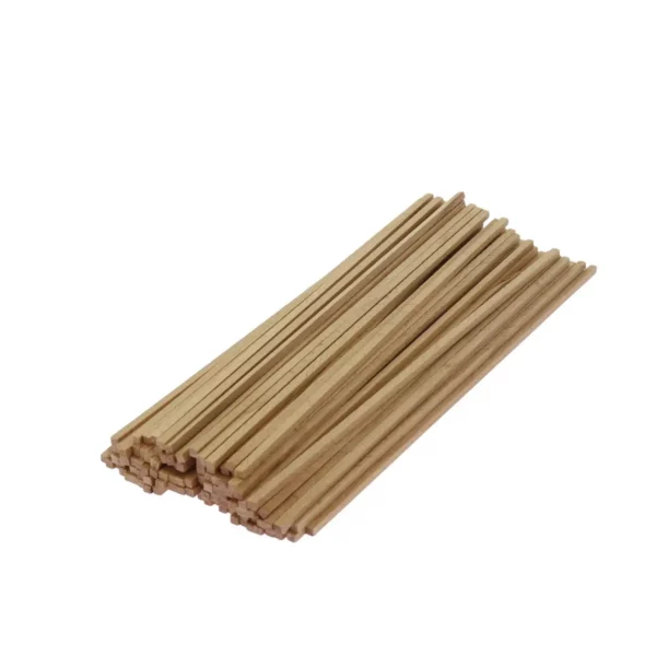 Cette photo nous présente les 100 bâtonnets pour barbe à papa en hêtre de la marque Home Equipement. Ils sont en vrac et vus de 3/4 face.
