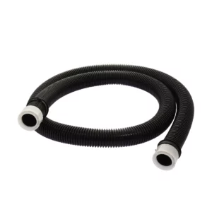 Sur cette photo, nous voyons le flexible universel pour aspirateur de Home Equipement. Le tuyau est enroulé sur lui même, et vu dans son ensemble de 3/4 face