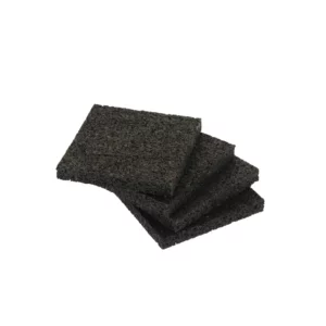 Cette photo nous présente les 4 patins anti-vibrations pour lave-linge Home Equipement. Ils sont empilés les uns sur les autres