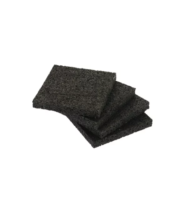 Cette photo nous présente les 4 patins anti-vibrations pour lave-linge Home Equipement. Ils sont empilés les uns sur les autres