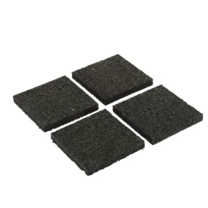 Cette photo nous présente les 4 patins anti-vibrations Home Equipement. Ils sont les uns à côté des autres et vus dans leur ensemble