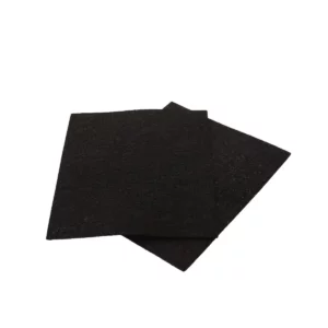 Sur cette photo, nous voyons les deux filtres anti odeurs présents dans ce kit de filtres pour friteuse Home Equipement. Les deux filtres sont vus dans leur ensemble