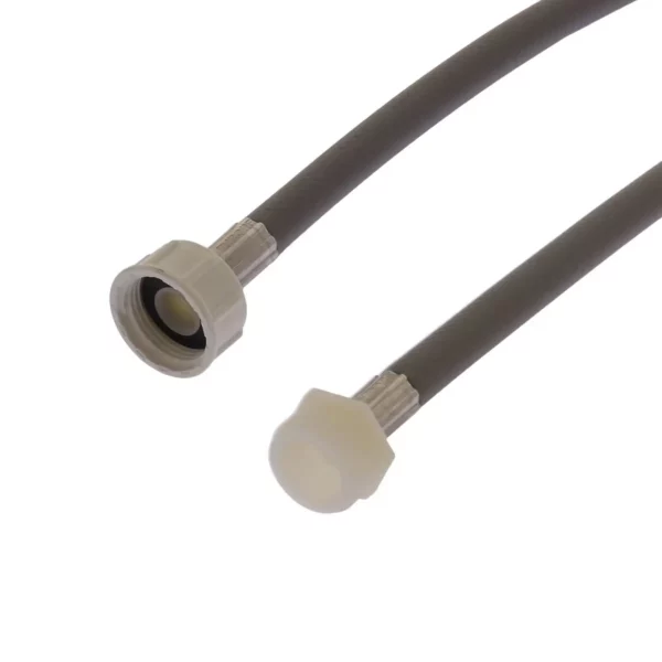 Cette photo montre un zoom sur l'embout mâle et l'embout femelle de la rallonge de tuyau d'alimentation pour machine à laver et lave-vaisselle de référence A95126
