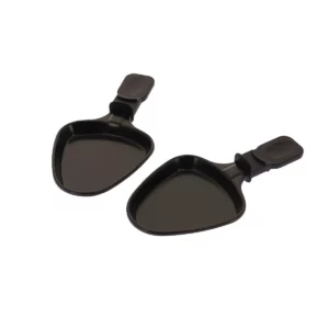 Sur cette photo, nous voyons les deux coupelles à raclette triangulaire de la marque Home Equipement. Elles sont vues dans leur ensemble, 3/4 face