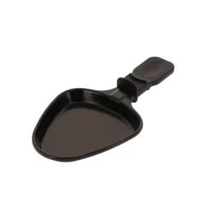 Cette photo nous montre une coupelle à raclette triangulaire de la marque Home Equipement vue dans son ensemble, en 3/4 face