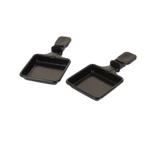 Sur cette photo, nous voyons les deux coupelles à raclette carrés de la marque Home Equipement. Elles sont côte à côte et vues dans leur ensemble, en 3/4 face
