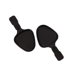 Nous voyons sur cette photo les deux coupelles à raclette triangulaire côte à côte, vues de face