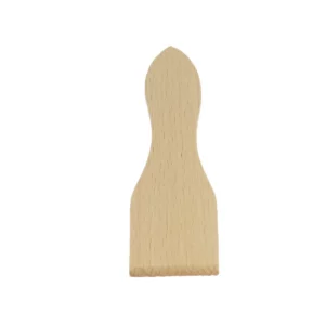 Sur cette photo, nous voyons une spatule en bois pour appareil à raclette vue de face