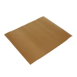Cette photo présente une des deux feuilles de cuisson réutilisable disponible. Elle est de couleur marron / beige et vue dans son ensemble, en 3/4