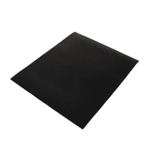 Cette photo présente une des deux feuilles de cuisson réutilisable disponible. Elle est de couleur noire et vue dans son ensemble, en 3/4