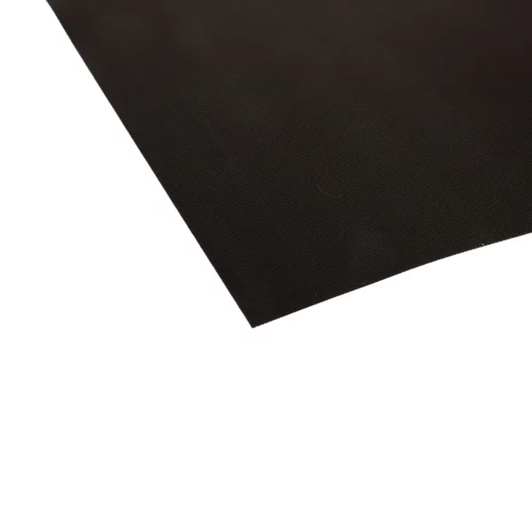 Sur cette photo, nous voyons un agrandissement de la feuille de cuisson réutilisable noire de la marque Home Equipement