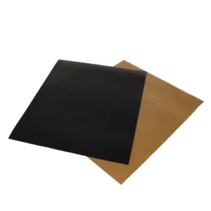 Cette photo nous présente les deux feuilles de cuisson réutilisables, dépliées, de la marque Home Equipement dans leur ensemble, en vue de 3/4
