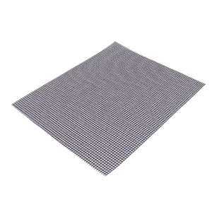 Sur cette photo, nous voyons la grille de cuisson réutilisable de la marque Home Equipement, vue dans son ensemble de 3/4
