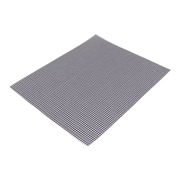Sur cette photo, nous voyons la grille de cuisson réutilisable de la marque Home Equipement, vue dans son ensemble de 3/4