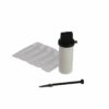 Sur cette photo, on peut voir les différents produits du kit d'entretien pour fer à repasser : une gomme détachante, une brossette au premier plan et 5 pipettes anti-tartre à l'arrière. Les produits sont vus dans leur ensemble