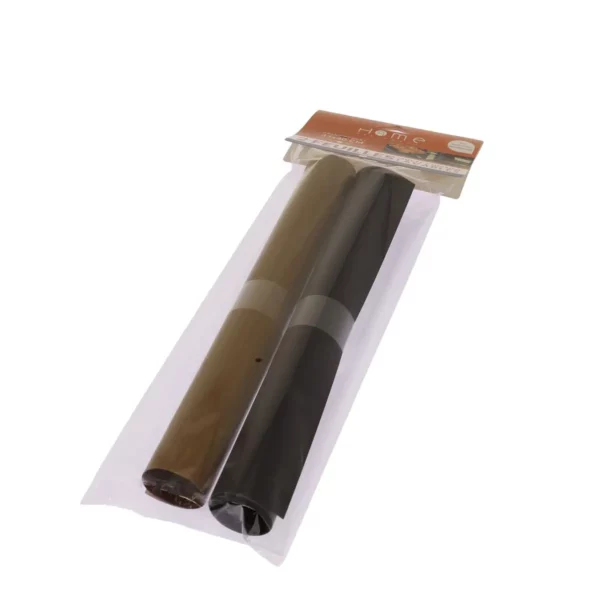 Nous voyons les deux feuilles de papier cuisson réutilisables Home Equipement enroulées, et dans leur packaging. L'article est vu de 3/4