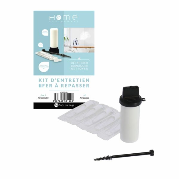 Sur cette image, nous voyons l'ensemble des produits contenus dans le kit d'entretien pour fer à repasser de la marque Home Equipement : 5 pipettes détartrants, une gomme détachante et une brossette. Les produits sont vus dans leur ensemble. On aperçoit également l'étiquette en arrière-plan du produit