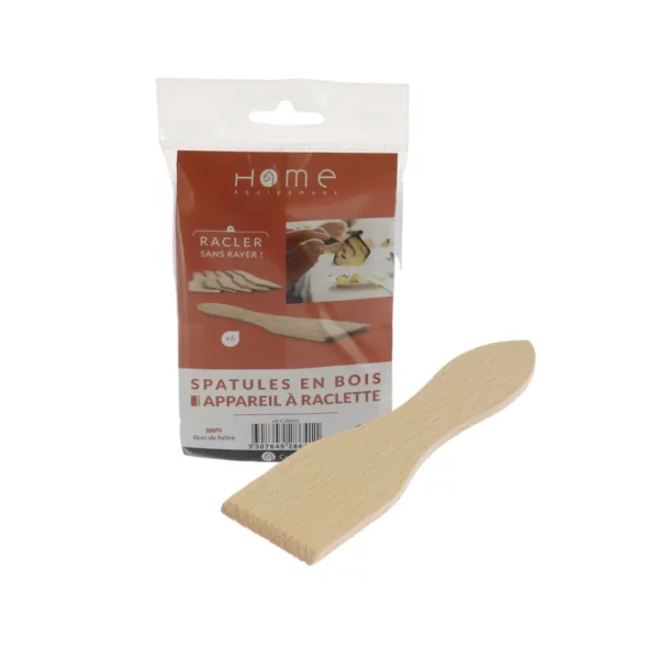 Cette photo nous présente une spatule en bois pour appareil à raclette de la marque Home Equipement ainsi que son packaging en arrière plan