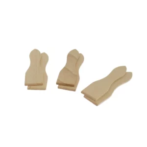 Cette photo nous présente les spatules en bois pour appareil à raclette de la marque Home Equipement et de référence C28641. On aperçoit 6 spatules, vues dans leur ensemble et en 3/4