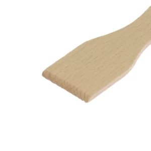 Ici, nous voyons une vue agrandie de la spatule en bois pour appareil à raclette de la marque Home Equipement