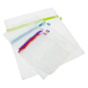 Cette photo nous montre les 4 filets de lavage de la marque Home Equipement pour lave-linge, vus dans leur ensemble. On y voit le filet vert, le bleu, le mauve et le rose